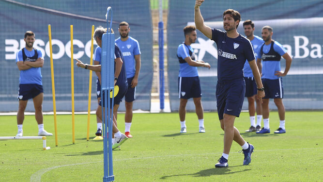 Víctor da indicaciones en el entrenamiento del Málaga de ayer.