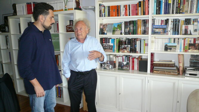 Julio Grosso, autor del texto, en Barcelona junto a Eduard Punset durante el mes de septiembre de 2015.