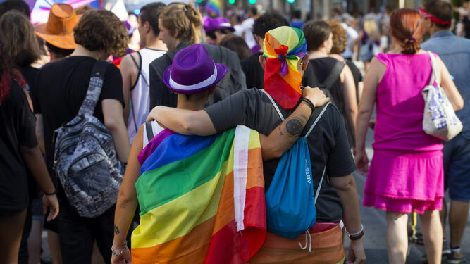 Una pareja de lesbianas durante la celebración del orgullo gay.