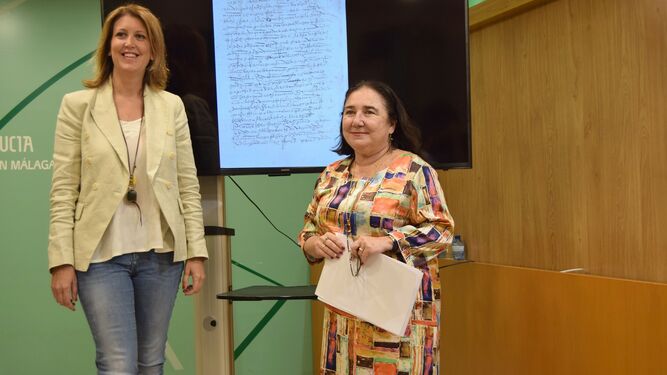Carmen Casero, delegada de Cultura, y Esther Cruces, directora del Archivo Histórico, presentan el documento.