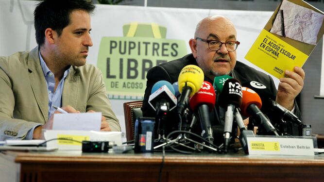 El autor del informe, Koldo Casla (izquierda), junto al responsable en España de AI, Esteban Beltrán.
