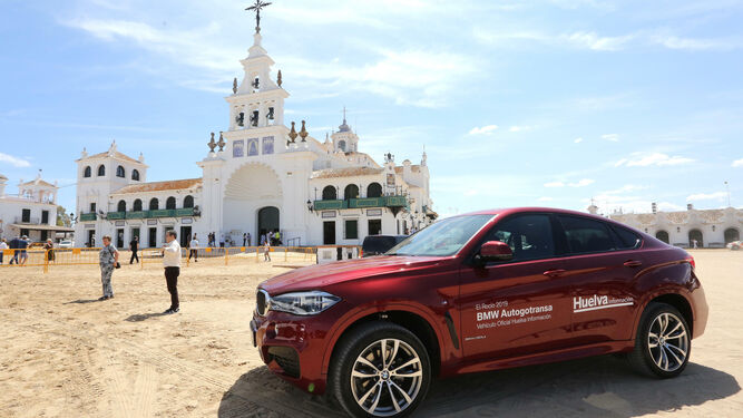 El nuevo X6 que Autogotransa ha cedido al equipo de Huelva Información, frente a la ermita de El Rocío.
