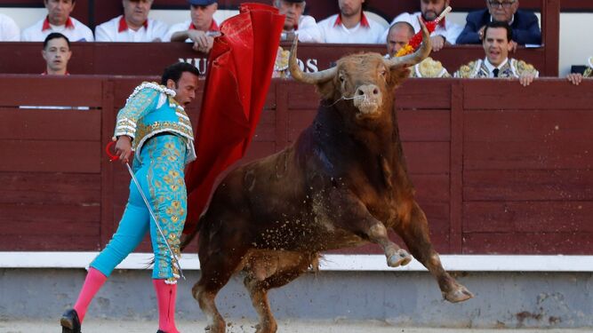 Antonio Ferrera, en un pase de pecho a su primer toro.