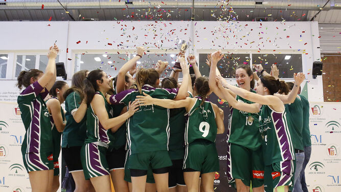 Las jugadoras del Unicaja Femenino celebran el ascenso.