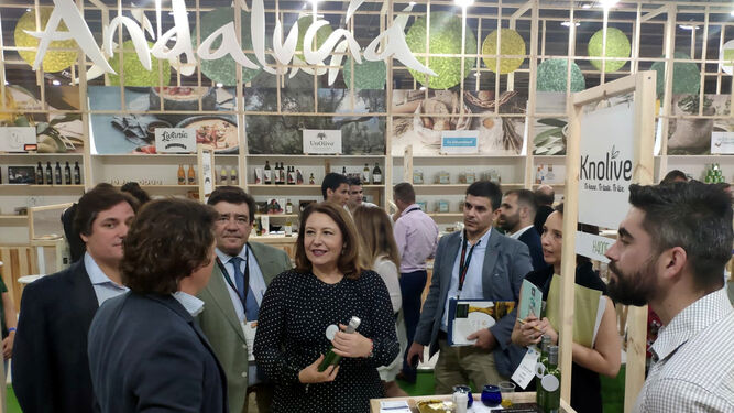La consejera de Agricultura, Carmen Crespo, con el secretario general de la Consejería, Vicente Pérez, en el stand de Andalucía en el Organic Food Iberia.