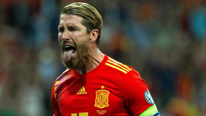 Sergio Ramos celebra un tanto con España.