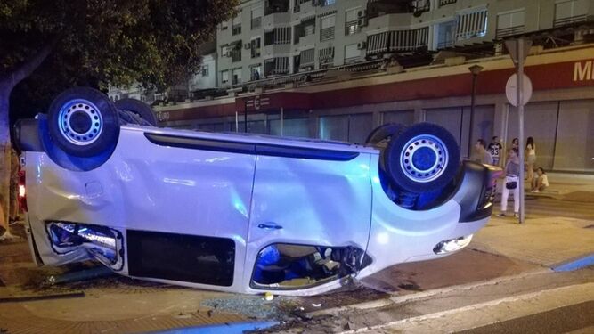 La furgoneta que volcó en el accidente ocurrido en Vélez-Málaga