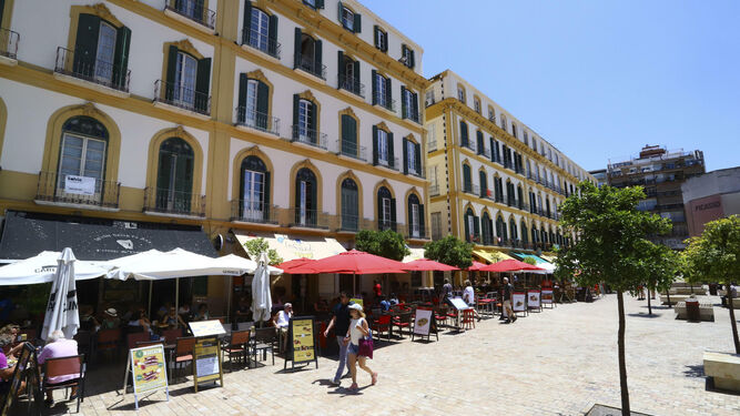 Imagen de las terrazas instaladas en el lateral norte de la Plaza de la Merced.