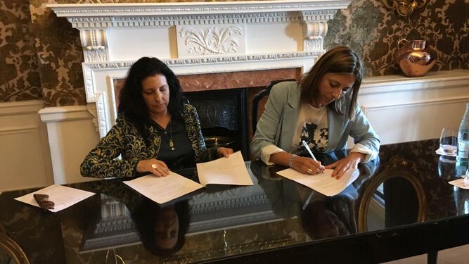 PP y APR firman el acuerdo de gobierno.