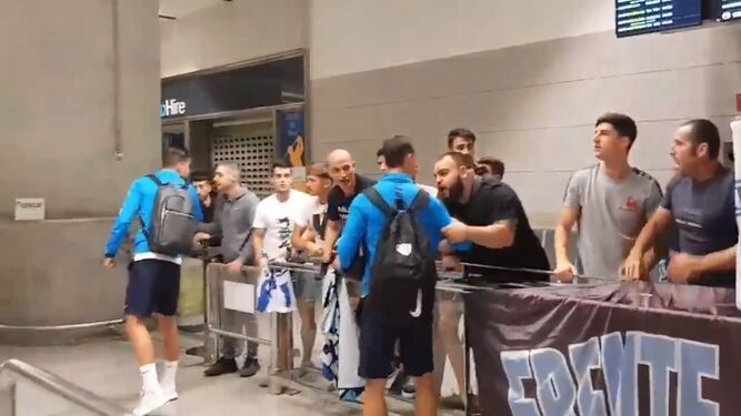 Aficionados del Málaga reciben al equipo a su llegada desde La Coruña.