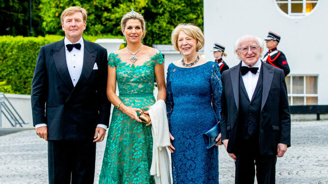 Máxima, con impresionante vestido de gala, junto al rey Guillermo y sus anfitriones irlandeses.