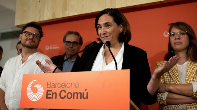La alcaldesa en funciones de Barcelona, Ada Colau, durante  durante la rueda de prensa en la que informó este viernes de los resultados de la consulta a las bases.