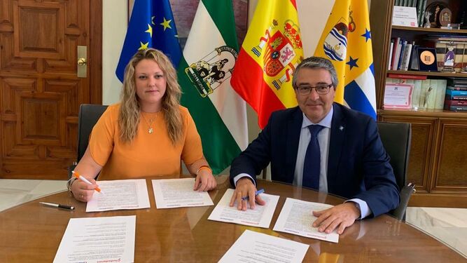 Francisco Salado (PP) y Elena Aguilar (Cs) firman el pacto de gobierno en Rincón de la Victoria.