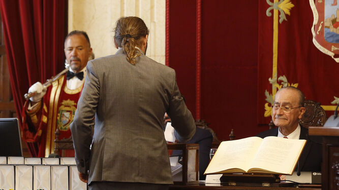 Juan Cassá introduce su papeleta ante la mirada del alcalde.