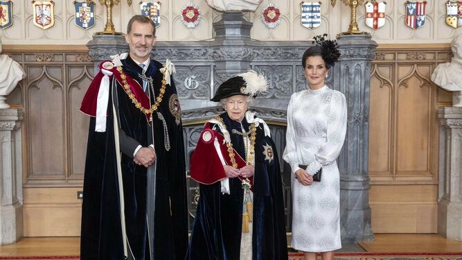 Felipe VI, la Reina Isabel II de Inglaterra y la Reina Letizia en una foto posterior a la ceremonia de investidura del Monarca como Caballero de la Orden de la Jarretera este lunes.