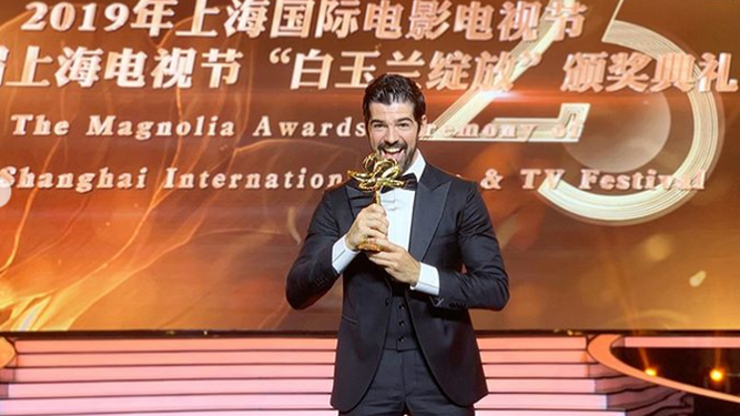 Miguel Ángel Muñoz exhibe el premio de mejor serie del año en Shanghai