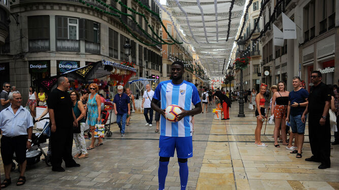 N'Diaye, en calle Larios el día de su presentación con el Málaga CF.