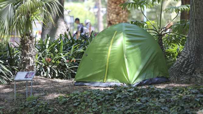 Fotos del  'camping' de los indigentes en el Parque de M&aacute;laga