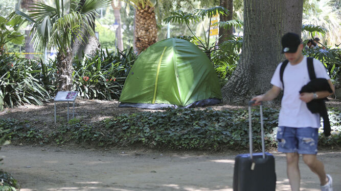 Fotos del  'camping' de los indigentes en el Parque de M&aacute;laga