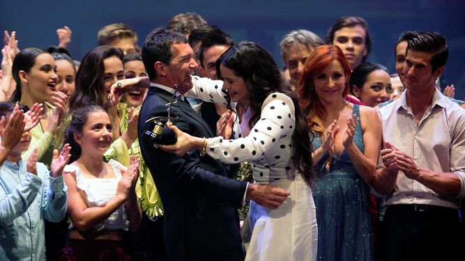 Rosalía abraza a Antonio Banderas tras recibir el premio con el nombre del actor, este martes, en el Teatro Cervantes.