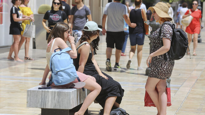 Varios turistas en la calle Larios, en Málaga capital.