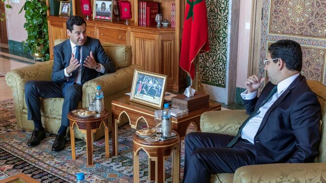 Juanma Moreno y el ministro de Asuntos Exteriores y de la Cooperación Internacional de Marruecos, Nasser Bourita.