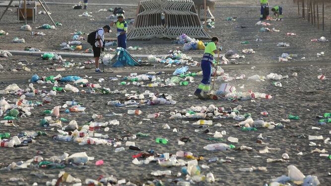 Restos de basura en una de las playas de la capital