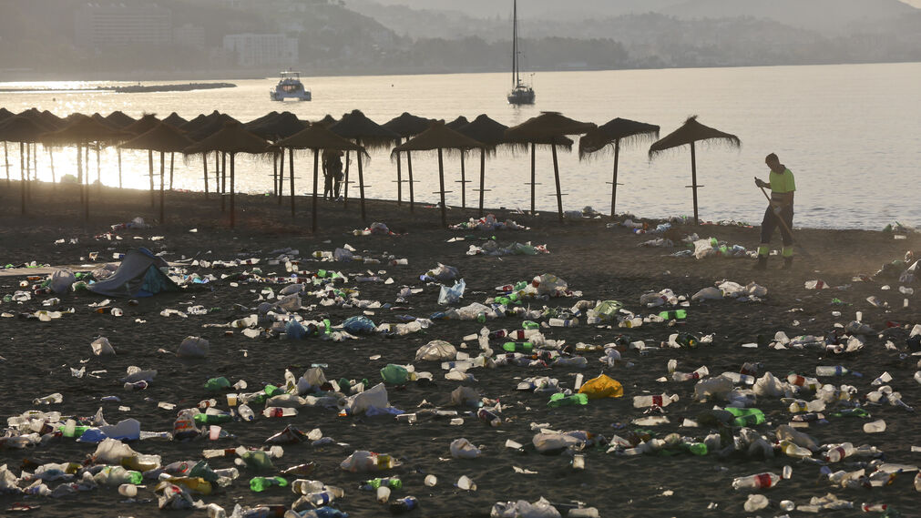 Las fotos de la basura en las playas de Málaga tras San Juan