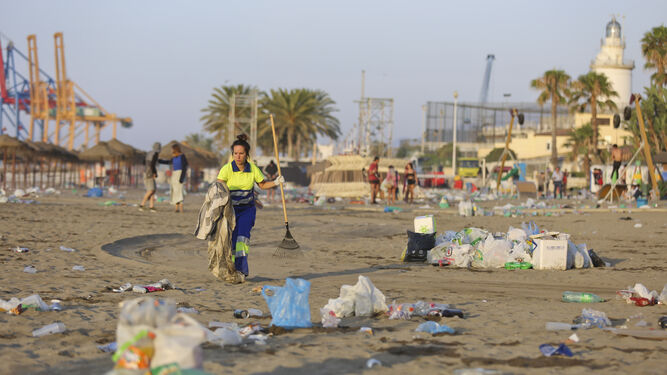 Las fotos de la basura en las playas de M&aacute;laga tras San Juan
