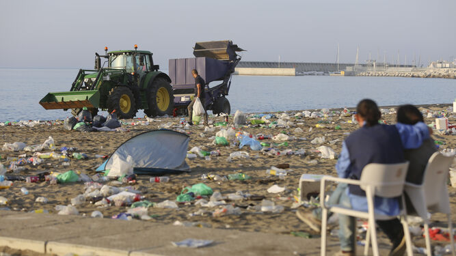 Las fotos de la basura en las playas de M&aacute;laga tras San Juan