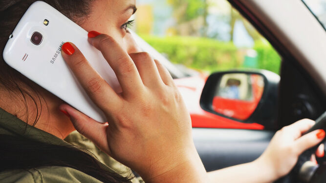 La DGT advierte: este año se multará a más conductores por usar el móvil al volante