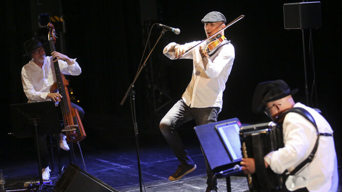 El trío polaco Kroke, durante su concierto en el Teatro Cervantes.