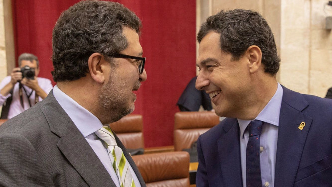 Juanma Moreno y Francisco Serrano hablan en el Parlamento andaluz.