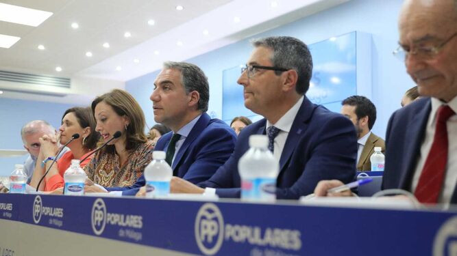 Francisco Salado, junto a Elías Bendodo, en el comité ejecutivo del PP celebrado este jueves.