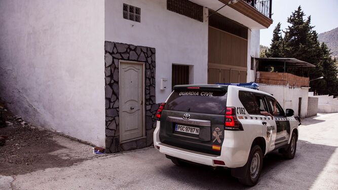 Un coche de la Guardia Civil frente a la vivienda en la que Dana vivían con su pareja.