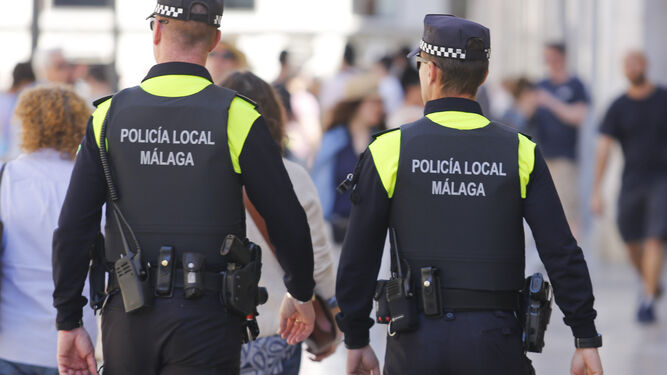 Dos policías locales patrullan el centro de Málaga