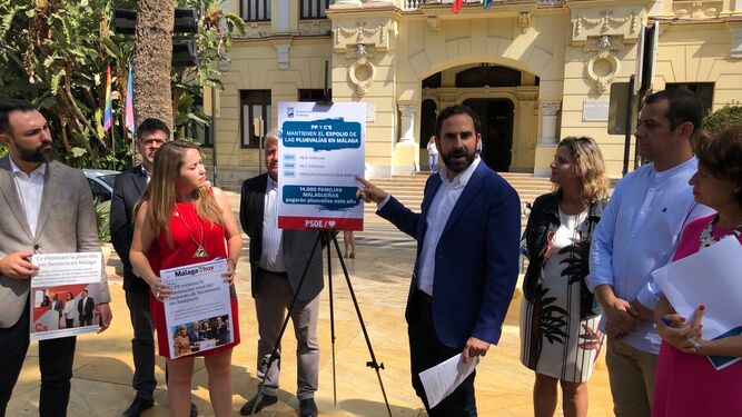 Daniel Pérez junto a otros concejales socialistas en la puerta del Ayuntamiento de Málaga