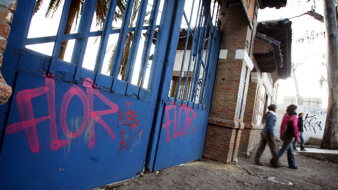 25 de abril de 2008
Grafiteros cazados con la mano en el spray
Cuando las protestas contra los grafitis por parte de los comerciantes fueron escuchadas por los agentes de la Polic&iacute;a Local, tres de los grafiteros m&aacute;s activos del momento &ndash;Flor, Plaka y Burne&ndash; fueron detenidos en 2008. Muy activos a mediados de la d&eacute;cada pasada, actuaron en numerosos establecimientos de la capital.