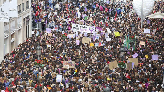 8 de marzo de 2018
Clamor contra la desigualdad
El 8 de marzo del a&ntilde;o 2018 se transform&oacute; en un d&iacute;a en el que las voces femeninas se oyeron m&aacute;s que nunca. En ese d&iacute;a, el feminismo desbord&oacute; las calles en una jornada reivindicativa sin precedentes y las marchas por todo el pa&iacute;s lograron reunir a unos seis millones de personas que clamaban contra la desigualad machista. Desde entonces, la marea feminista ha sido ingobernable y reivindicaciones como el #MeToo han removido consciencias y empujado el mundo hacia una direcci&oacute;n m&aacute;s justa, donde la igualdad sea un hecho real.