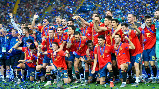Los jugadores de España Sub 21 con el trofeo.