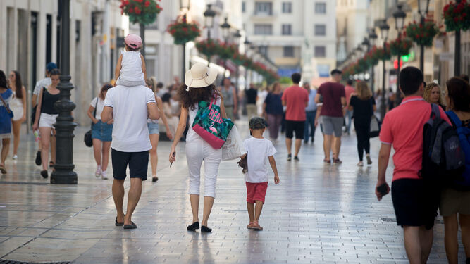 Varias personas pasean por la calle Larios en Málaga.