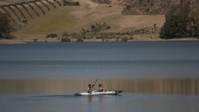 Dos bañistas navegando por el pantano Conde de Guadalhorce.