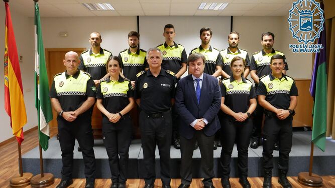 Barrionuevo y Cerezo junto a los nuevos miembros de la XIV promoción de la Policía Local de Málaga.