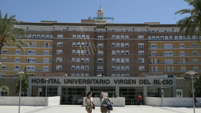 Entrada principal del Hospital Universitario Virgen del Rocío.
