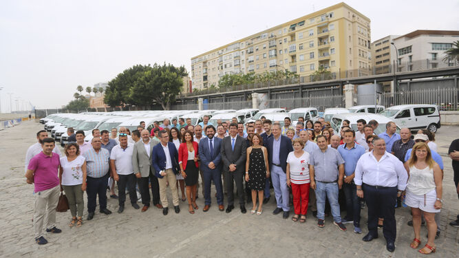 Acto de entrega de los nuevos vehículos a pequeños municipios de Málaga.