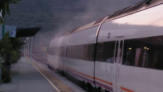 Tren envuelto en humo en la estación de Gaucín