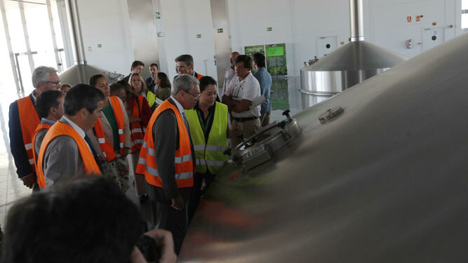 Personal de Heineken muestra al consejero de Economía, Rogelio Velasco, el proceso de fabricación de la cerveza, en la planta de Sevilla.