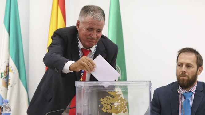 El candidato del PP, Ángel Nozal, votando en la sesión de investidura de Mijas de este viernes.