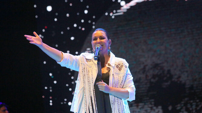 Imagen del inicio del concierto de Niña Pastori ayer en el Foro Iberoamericano.