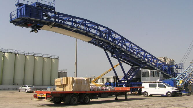 Construcción en el puerto de la cinta transportadora ecológica de graneles de Servimad Global.